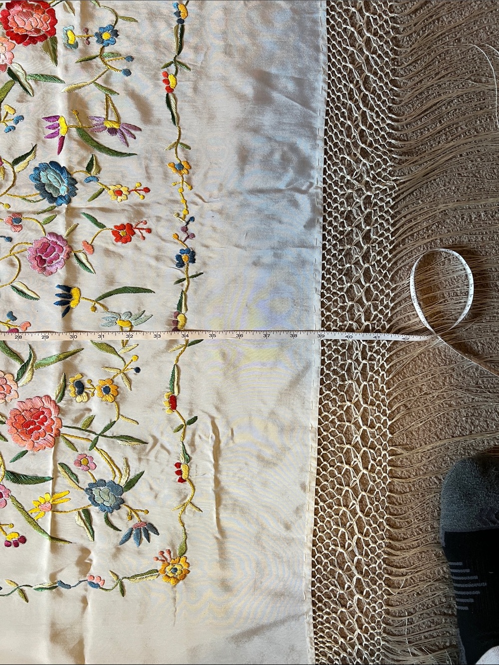 VTG. Marshall Fields &Co. globetrotter piano shawl. Embroidered, Made in Spain - Picture 9 of 11
